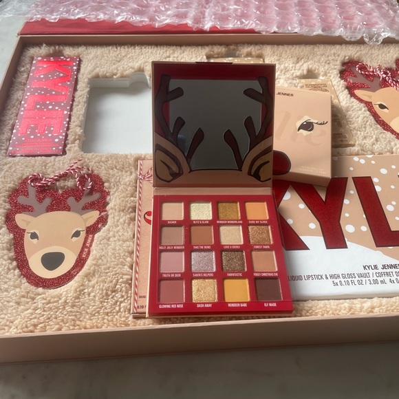 KYLIE COSMETICS 2022 CHRISTMAS COLLECTION - Picture 5 of 13